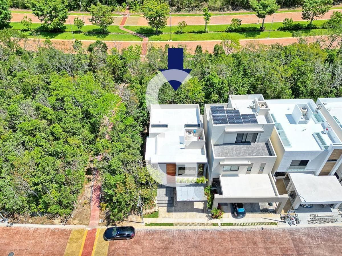 House for Sale in Cancún in the Vía Cumbres Residential Complex with a Pool and 3 Bedrooms