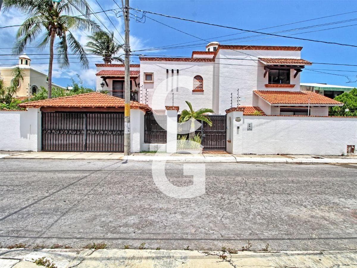 House for Sale in Cancun on Sm 43 with a Huge Pool and 3 Bedrooms
