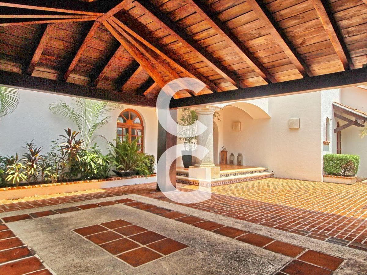 House for Sale in Cancun on Sm 43 with a Huge Pool and 3 Bedrooms