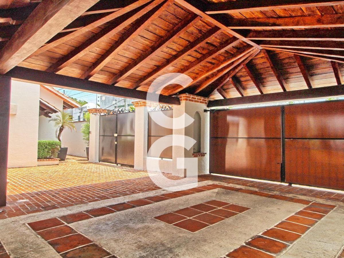 House for Sale in Cancun on Sm 43 with a Huge Pool and 3 Bedrooms