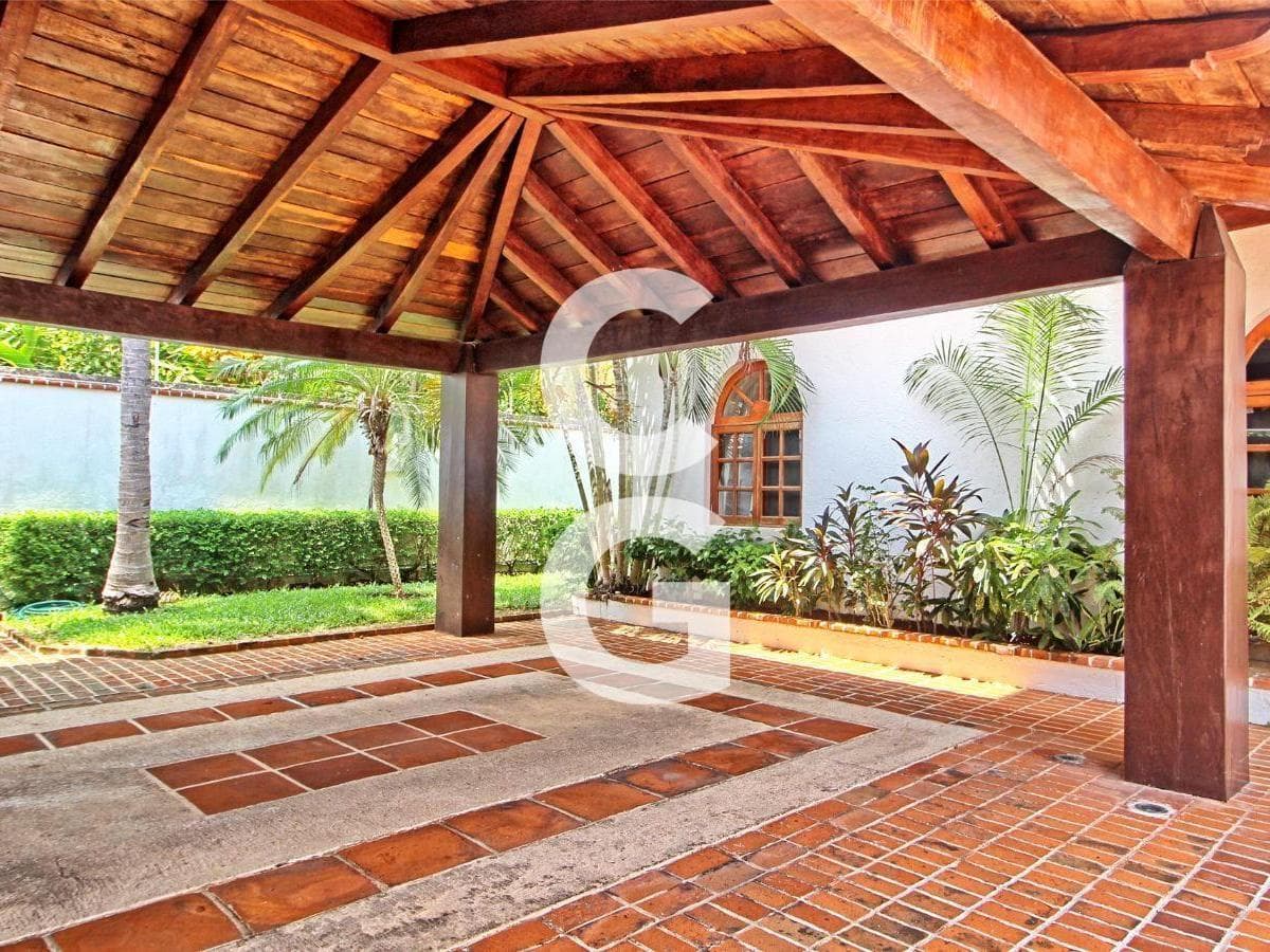 House for Sale in Cancun on Sm 43 with a Huge Pool and 3 Bedrooms