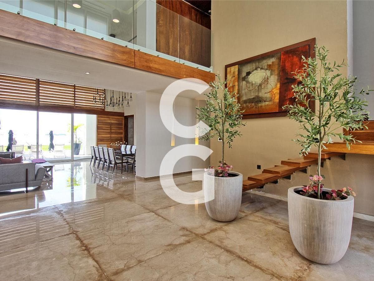 House for Sale in Cancún in the Isla Dorada Residential Complex, Facing the Lagoon with a Dock