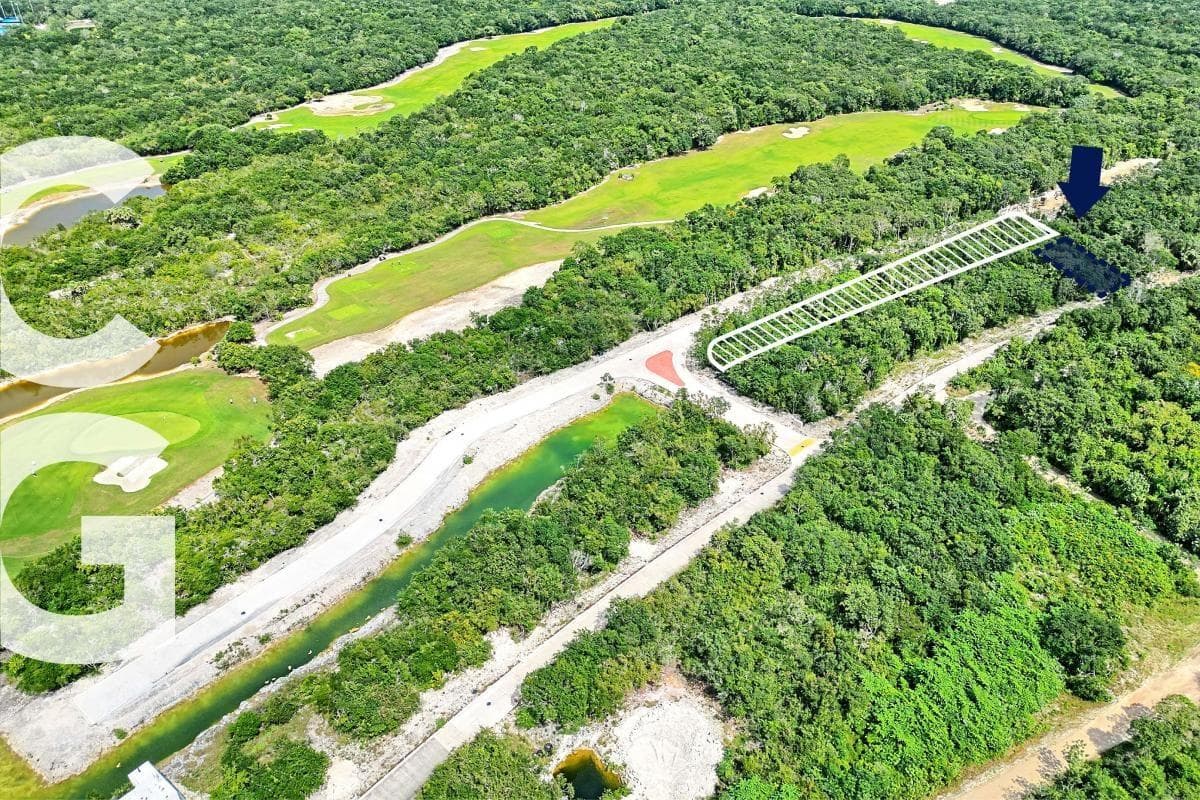 Land for sale in Cancún at Kateah Country Club, measuring 375 m2, with green spaces