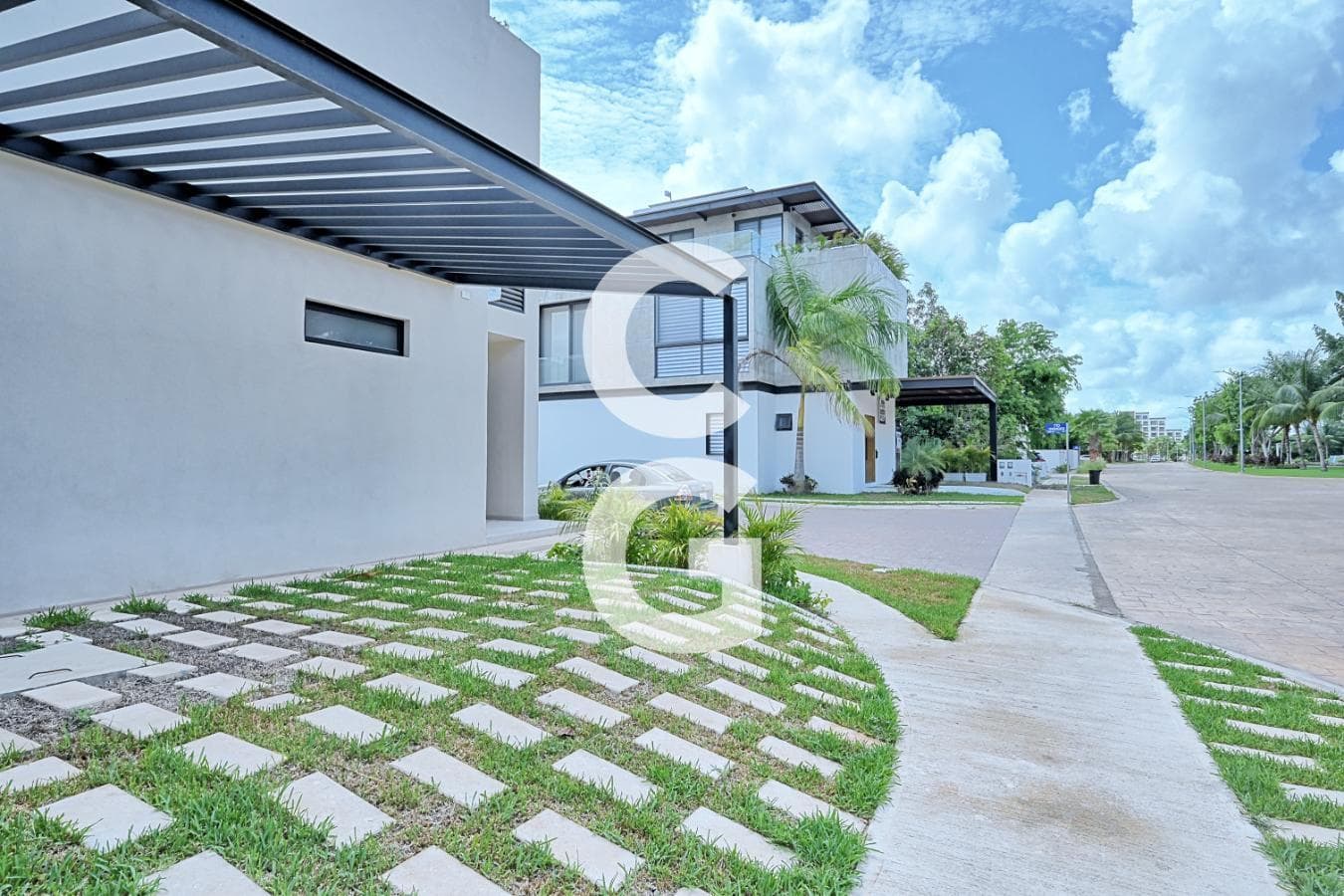 House for Sale in Cancún in the Residencial Río Neighborhood with a Pool, Garden, and 4 Bedrooms