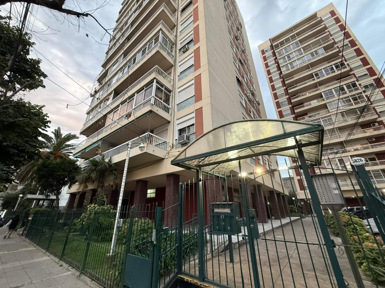 FOR SALE: LUXURY 4-ROOM APARTMENT WITH OPTIONAL PARKING SPACE IN WILDE CENTRO