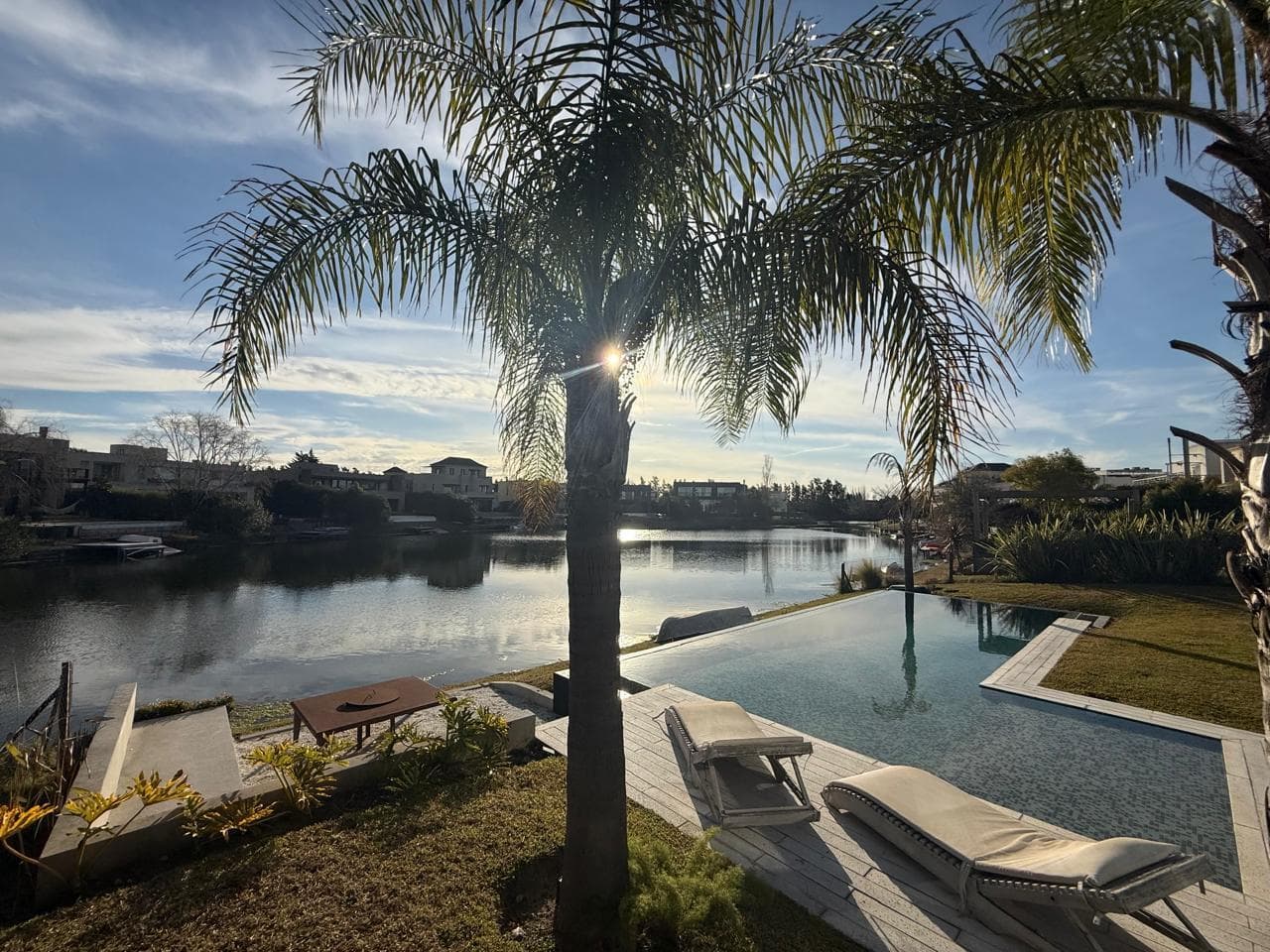 House for sale and/or annual or short-term rent, 4 bedrooms. Cabos del Lago, Nordelta. Near the lagoon