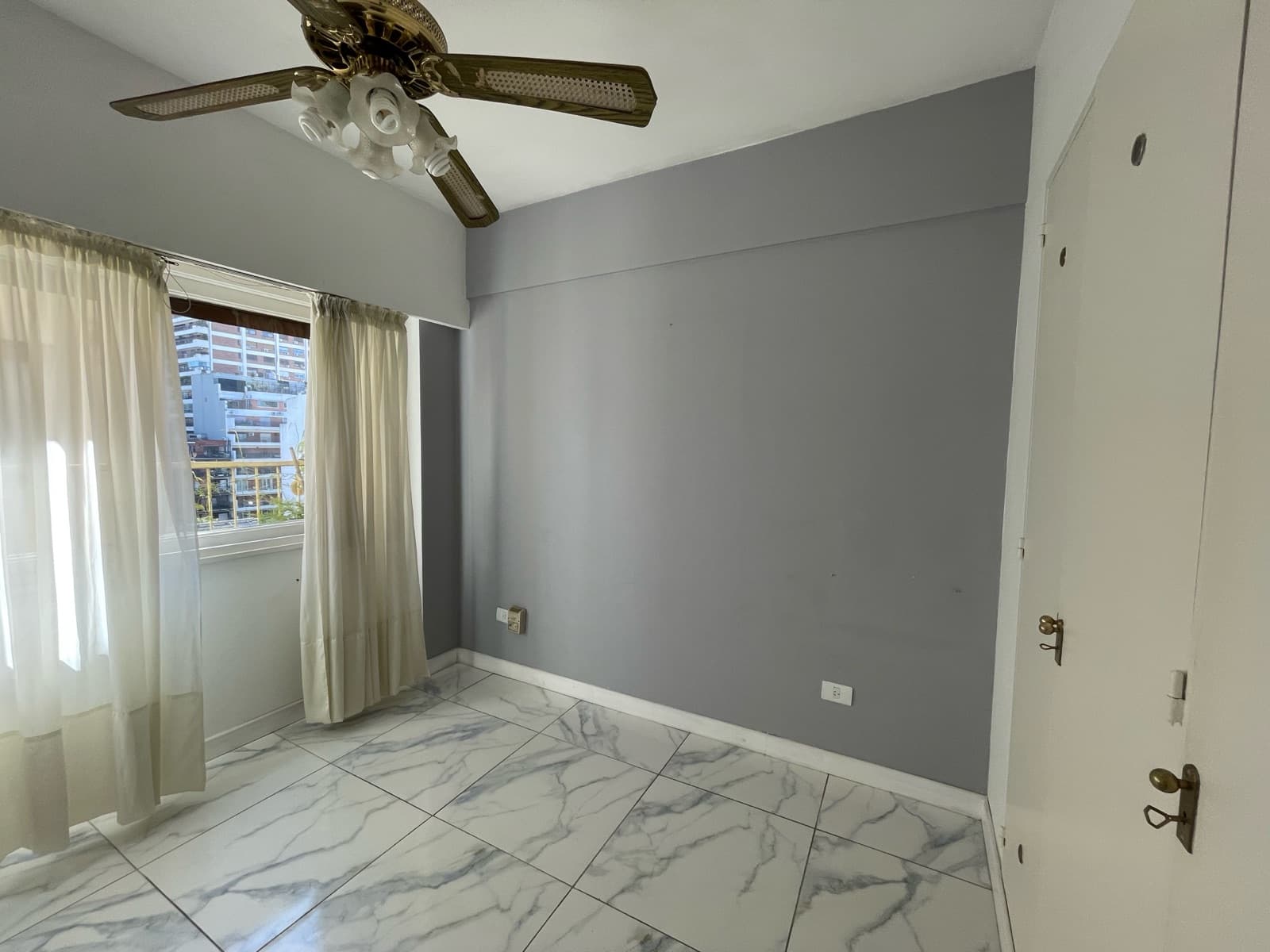 3-room apartment for sale in Palermo with garage and storage unit. Renovated. Suitable for professionals.