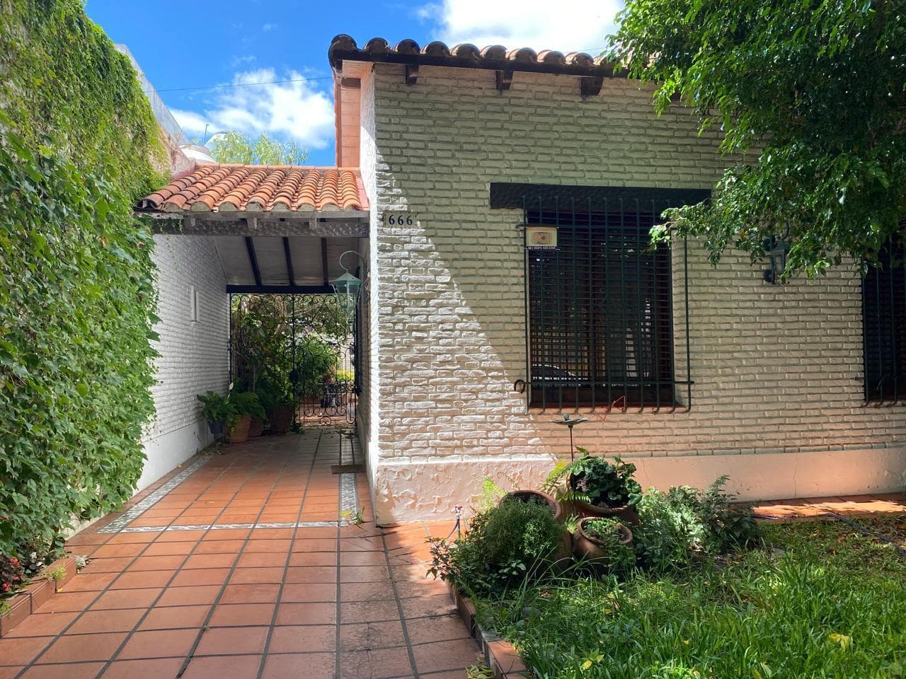 HOUSE FOR SALE IN LA PLATA: 62 between 8th and 9th Streets, a two-story house with a garage, a patio, and a barbecue area.