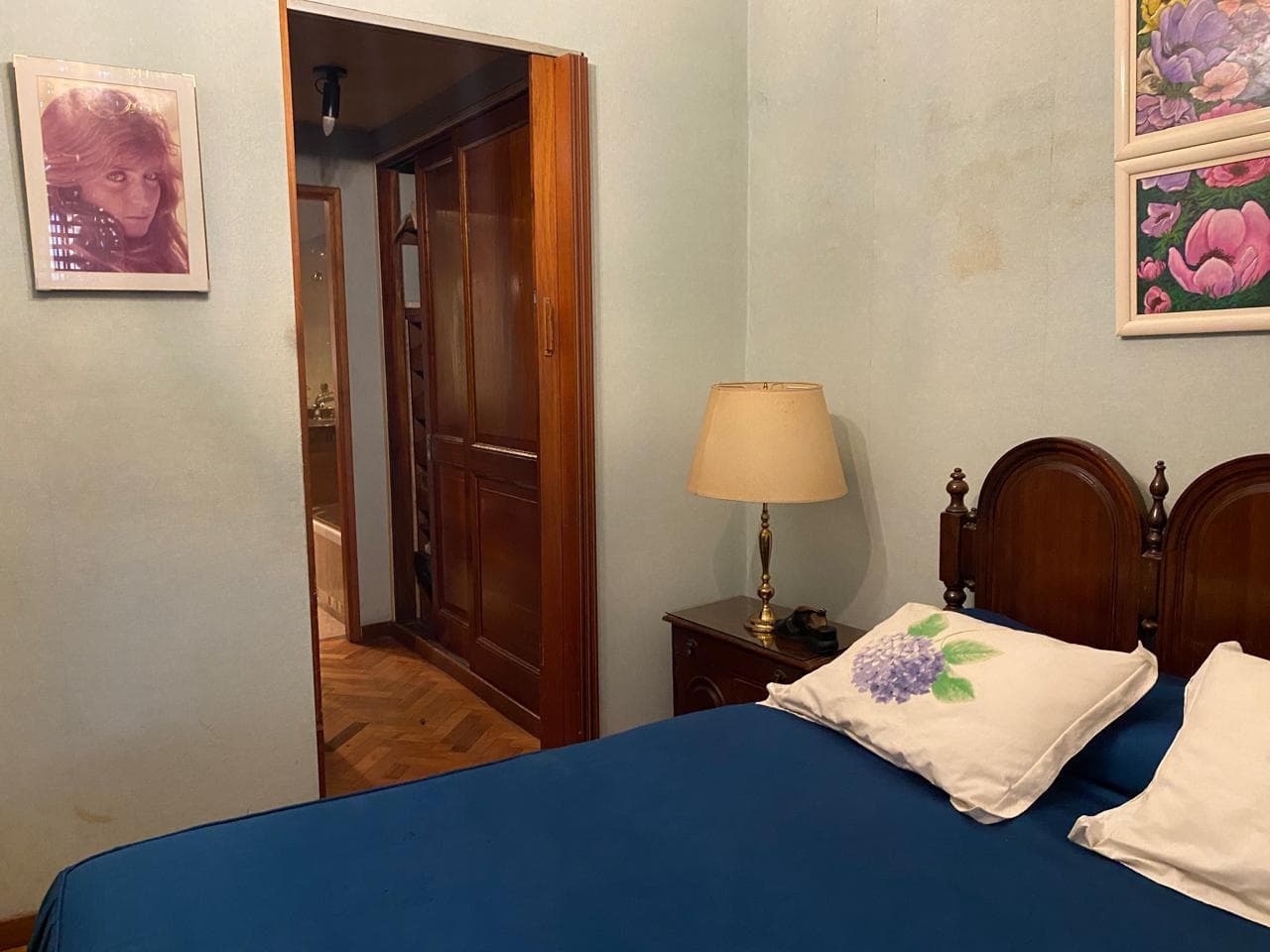 HOUSE FOR SALE IN LA PLATA: 62 between 8th and 9th Streets, a two-story house with a garage, a patio, and a barbecue area.