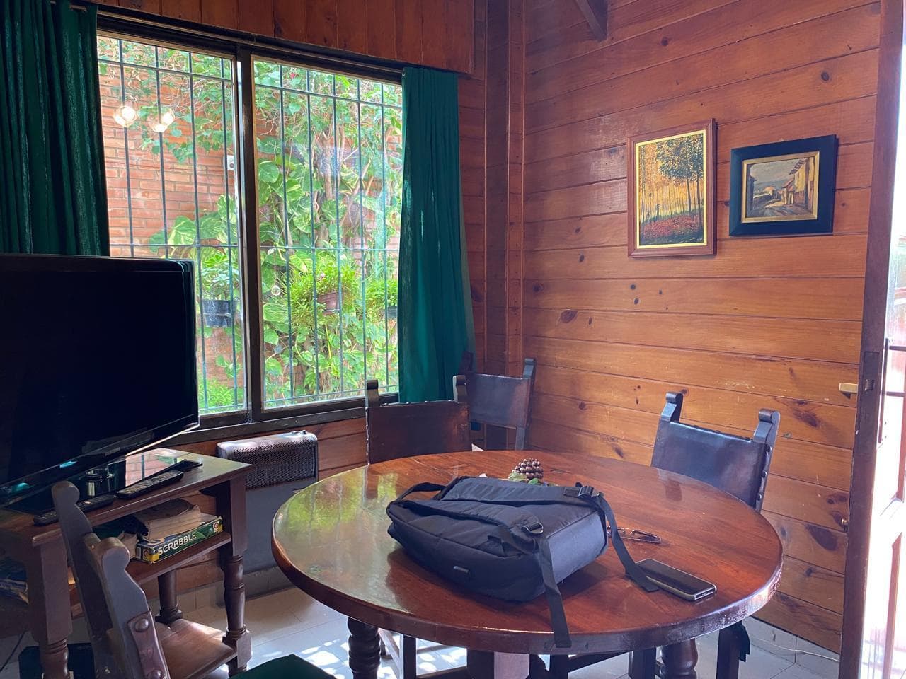 HOUSE FOR SALE IN LA PLATA: 62 between 8th and 9th Streets, a two-story house with a garage, a patio, and a barbecue area.
