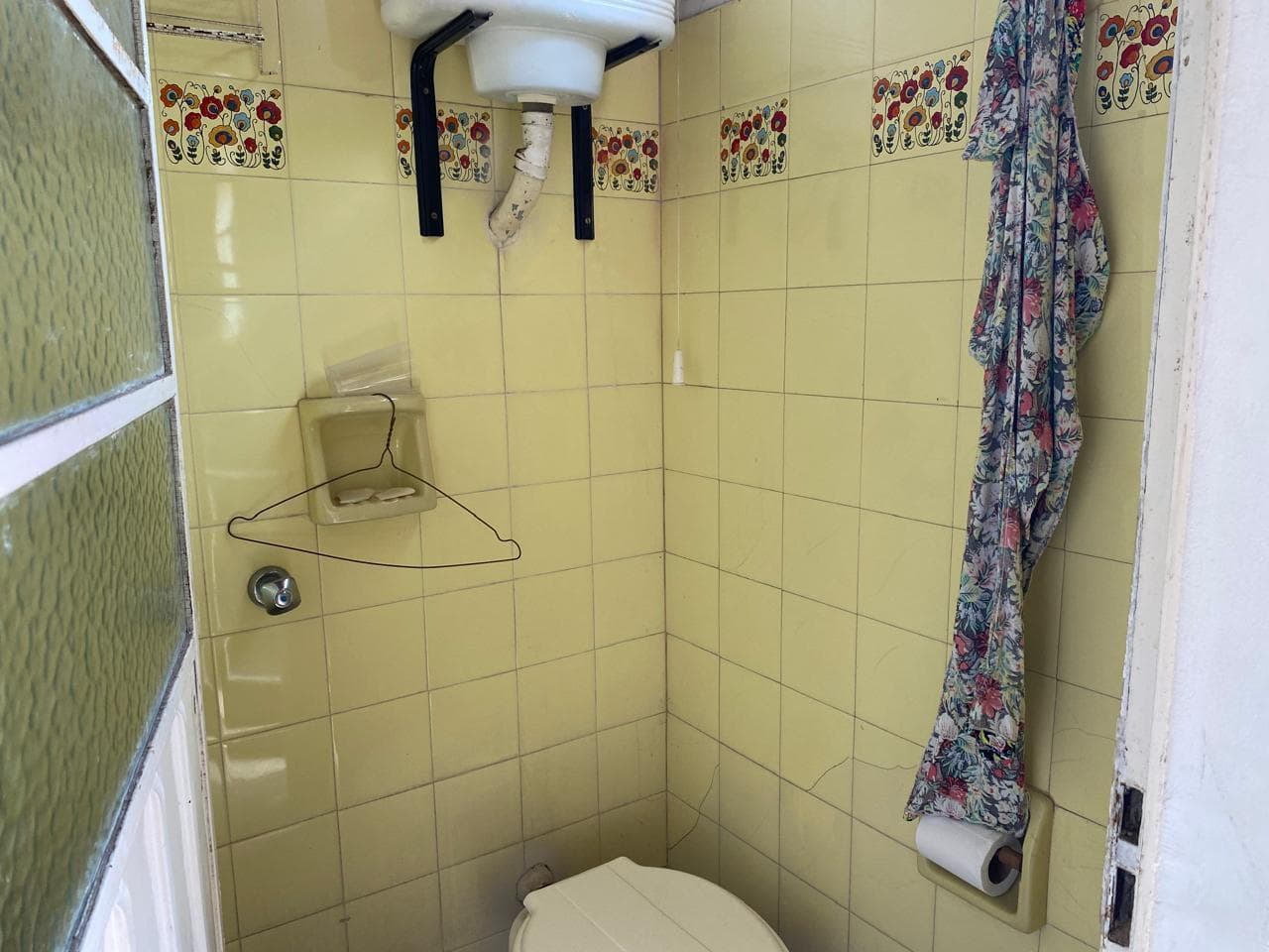 HOUSE FOR SALE IN LA PLATA: 62 between 8th and 9th Streets, a two-story house with a garage, a patio, and a barbecue area.