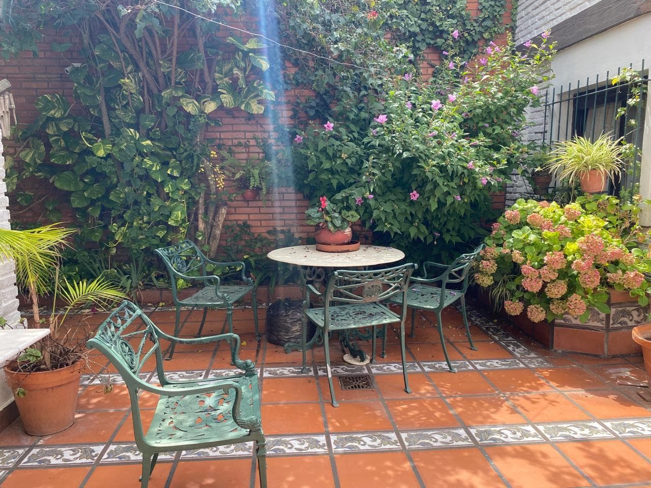 HOUSE FOR SALE IN LA PLATA: 62 between 8th and 9th Streets, a two-story house with a garage, a patio, and a barbecue area.