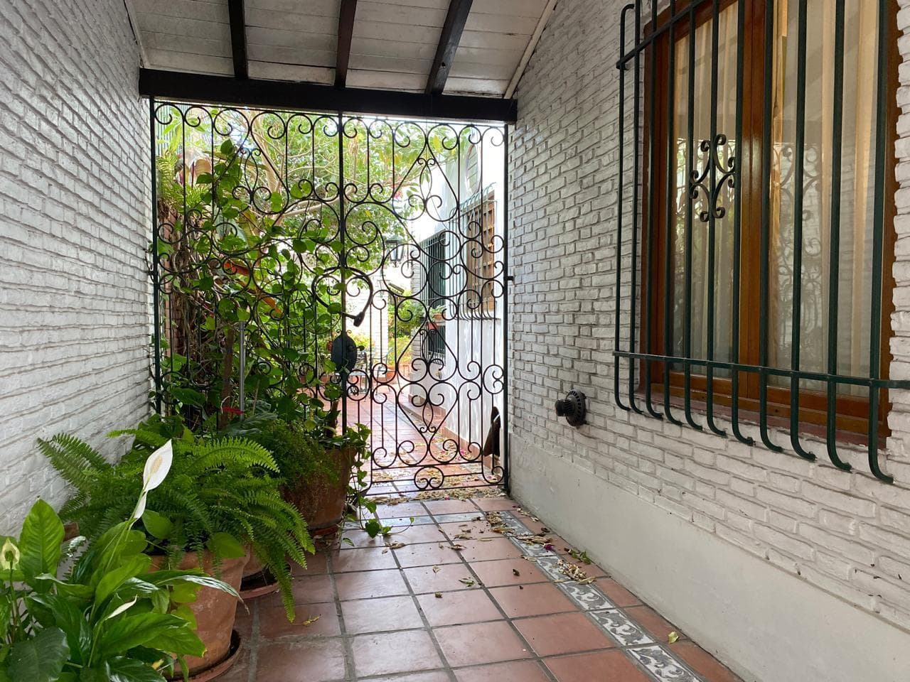HOUSE FOR SALE IN LA PLATA: 62 between 8th and 9th Streets, a two-story house with a garage, a patio, and a barbecue area.