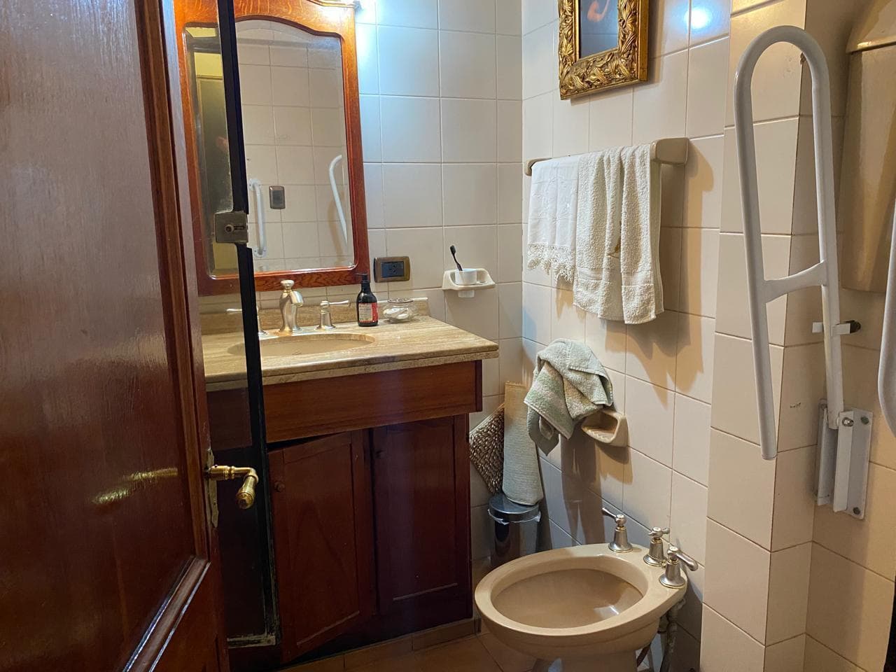 HOUSE FOR SALE IN LA PLATA: 62 between 8th and 9th Streets, a two-story house with a garage, a patio, and a barbecue area.
