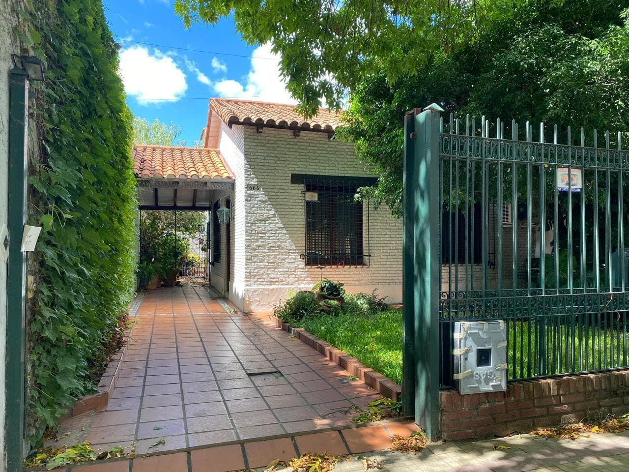 HOUSE FOR SALE IN LA PLATA: 62 between 8th and 9th Streets, a two-story house with a garage, a patio, and a barbecue area.