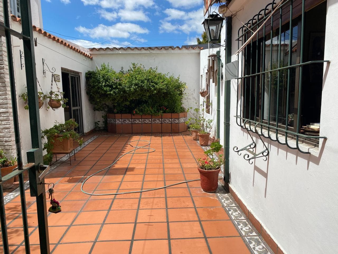 HOUSE FOR SALE IN LA PLATA: 62 between 8th and 9th Streets, a two-story house with a garage, a patio, and a barbecue area.
