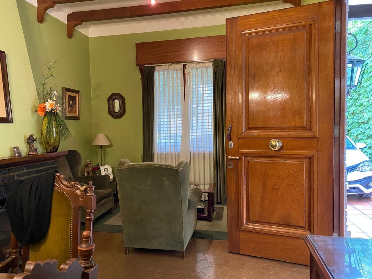HOUSE FOR SALE IN LA PLATA: 62 between 8th and 9th Streets, a two-story house with a garage, a patio, and a barbecue area.