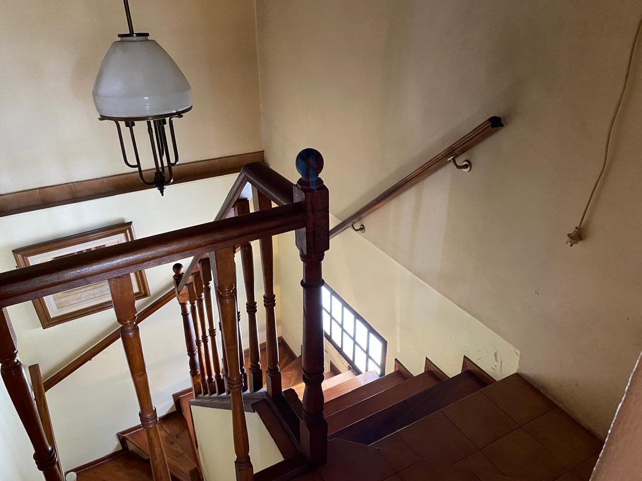 HOUSE FOR SALE IN LA PLATA: 62 between 8th and 9th Streets, a two-story house with a garage, a patio, and a barbecue area.