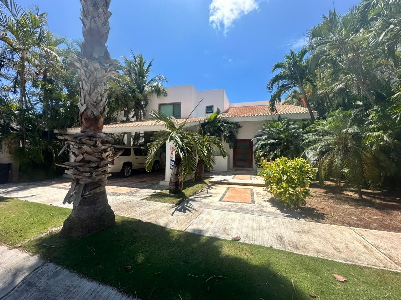HOUSE FOR SALE IN CANCÚN | VILLA MAGNA RESIDENTIAL COMPLEX | SWIMMING POOL AND 24/7 SECURITY
