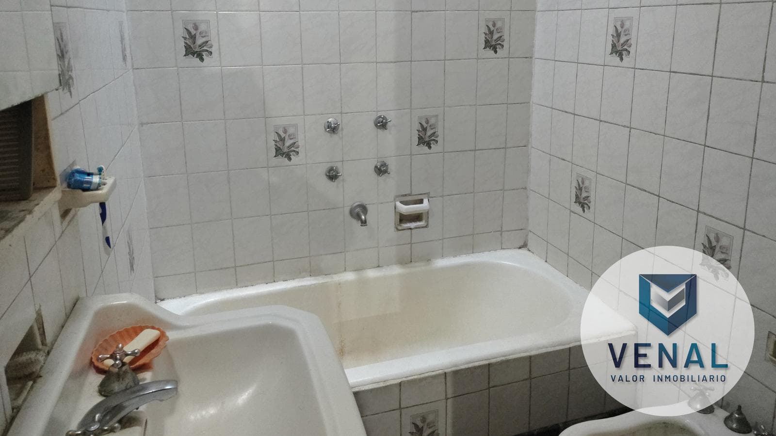 For Sale: House-style townhouse in José León Suárez—3 rooms, 2 bedrooms, gas, all on the ground floor, terrace, patio, storage room