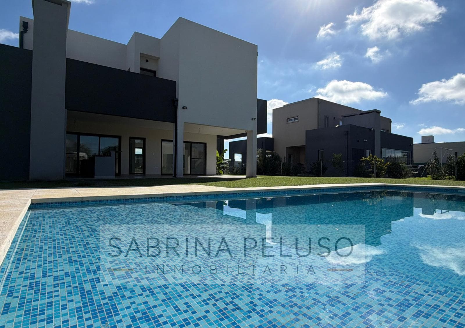 House for Sale in Prados del Oeste: 4-Room Home with Pool, Barbecue Area, and Garage