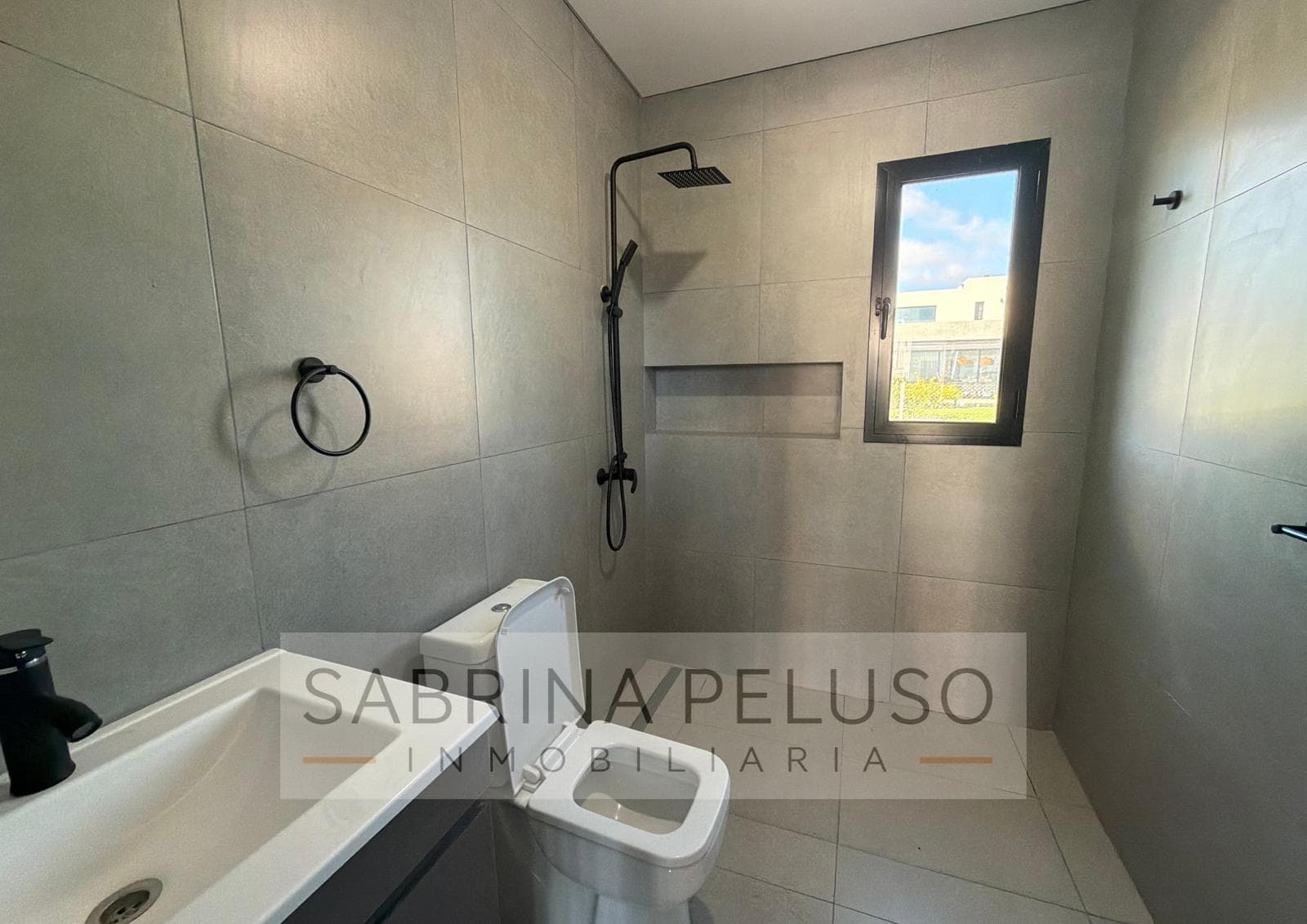 House for Sale in Prados del Oeste: 4-Room Home with Pool, Barbecue Area, and Garage