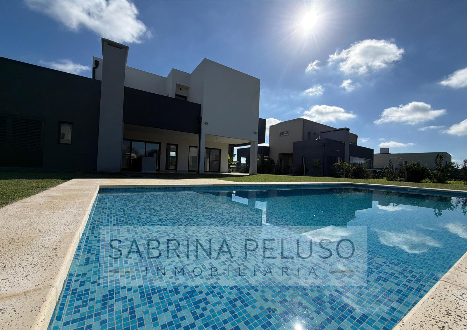 House for Sale in Prados del Oeste: 4-Room Home with Pool, Barbecue Area, and Garage