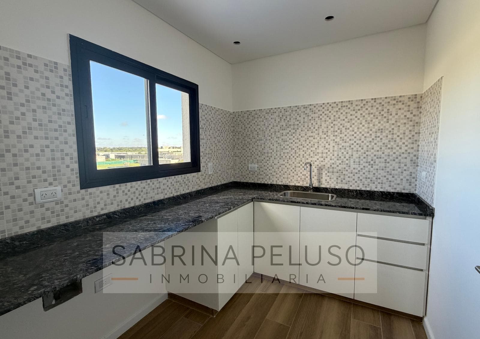 House for Sale in Prados del Oeste: 4-Room Home with Pool, Barbecue Area, and Garage