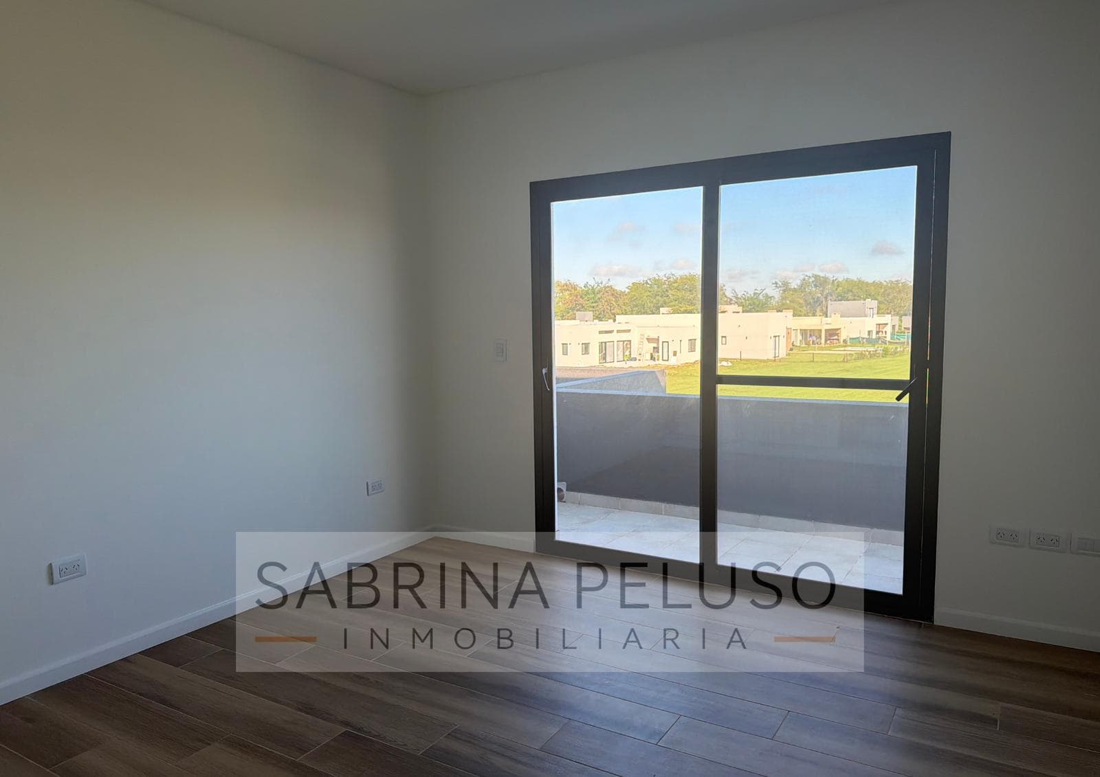 House for Sale in Prados del Oeste: 4-Room Home with Pool, Barbecue Area, and Garage