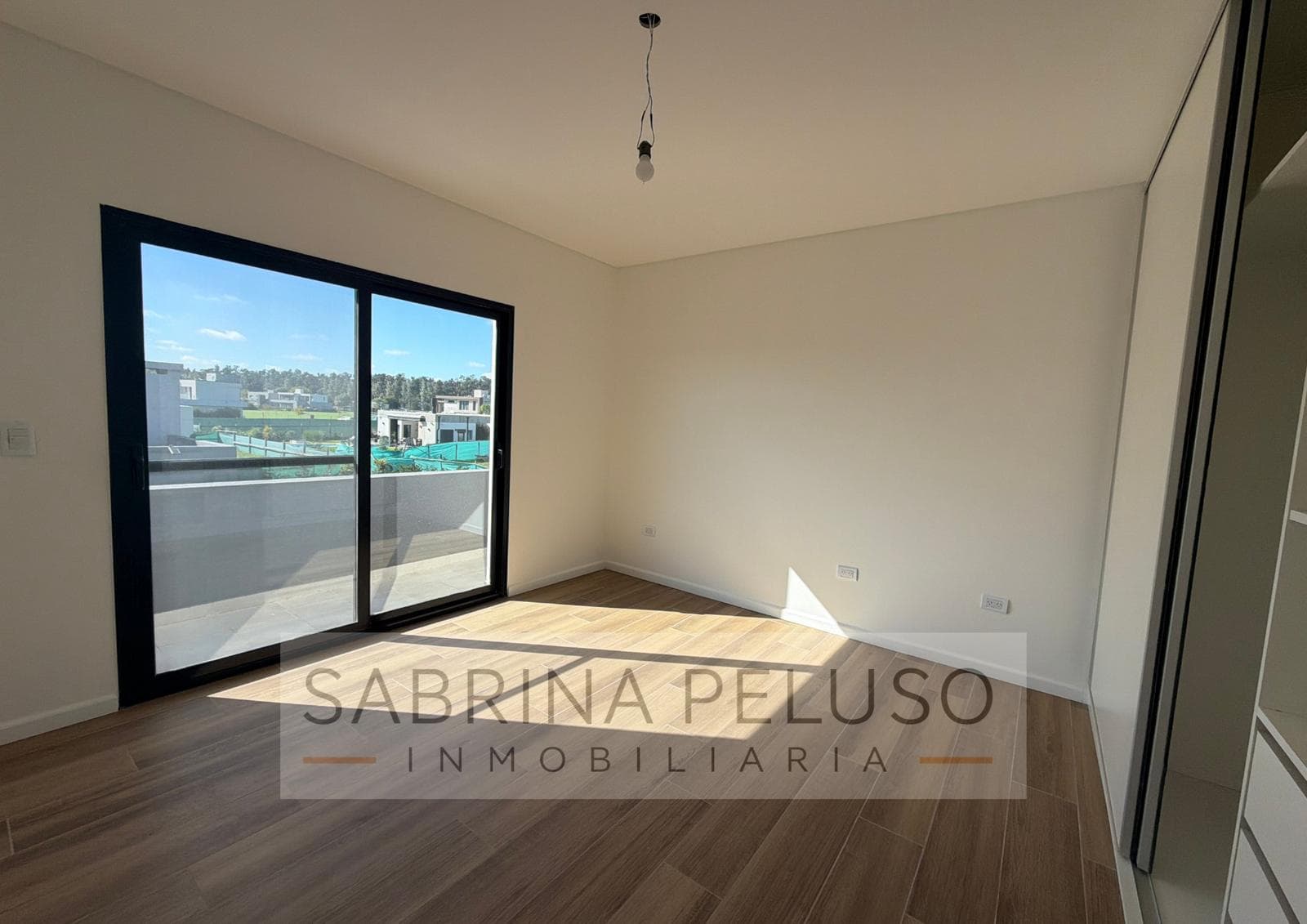 House for Sale in Prados del Oeste: 4-Room Home with Pool, Barbecue Area, and Garage