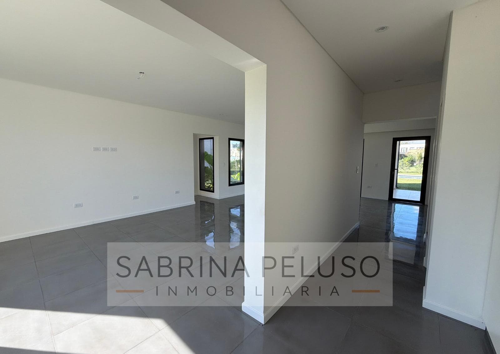 House for Sale in Prados del Oeste: 4-Room Home with Pool, Barbecue Area, and Garage