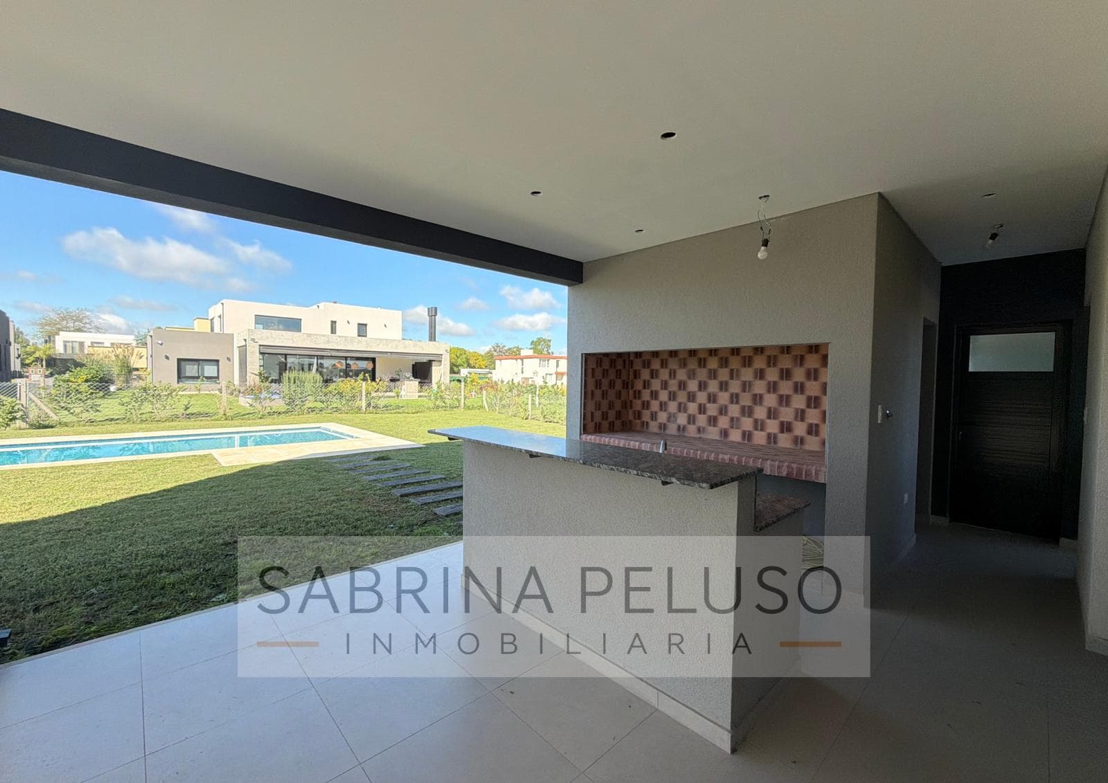 House for Sale in Prados del Oeste: 4-Room Home with Pool, Barbecue Area, and Garage