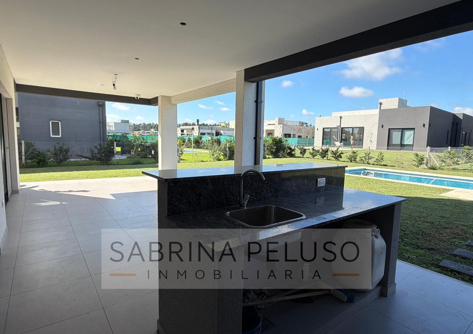 House for Sale in Prados del Oeste: 4-Room Home with Pool, Barbecue Area, and Garage