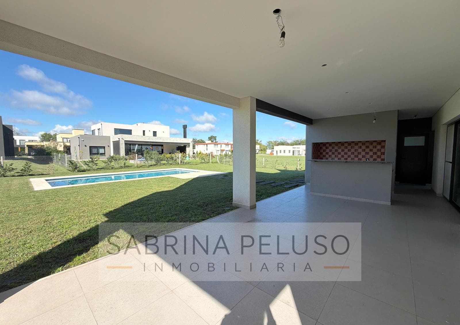 House for Sale in Prados del Oeste: 4-Room Home with Pool, Barbecue Area, and Garage