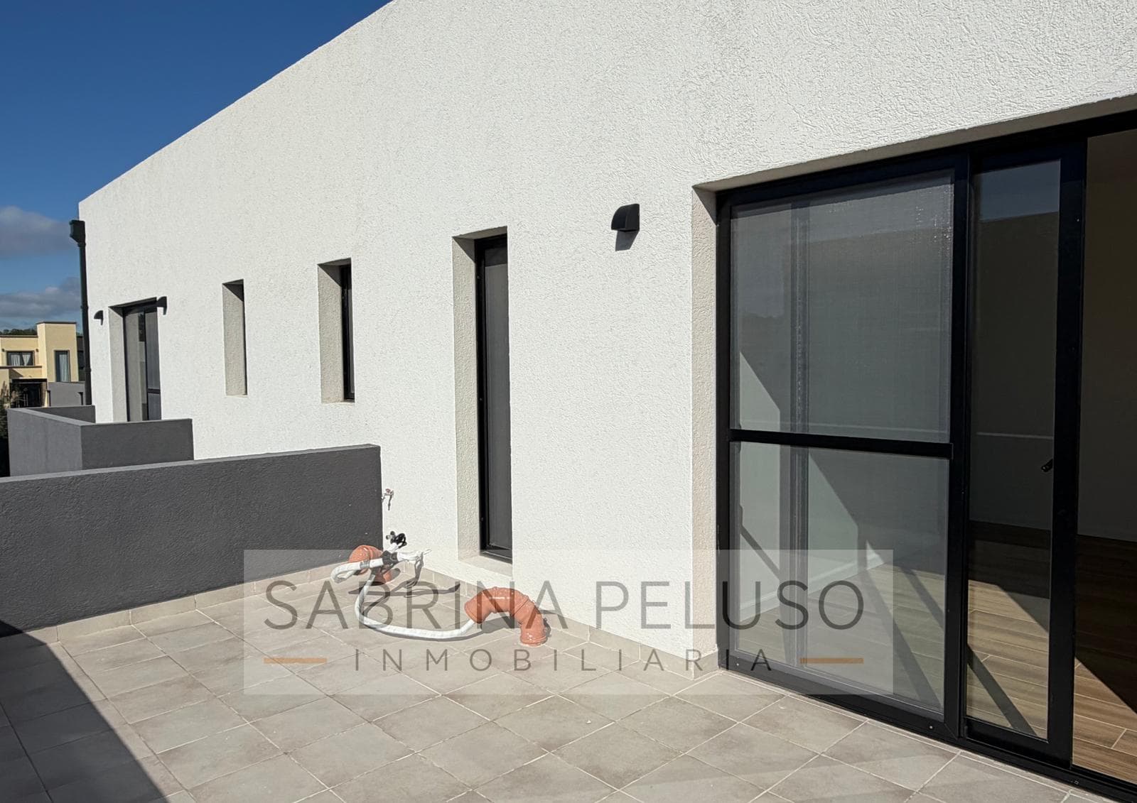 House for Sale in Prados del Oeste: 4-Room Home with Pool, Barbecue Area, and Garage