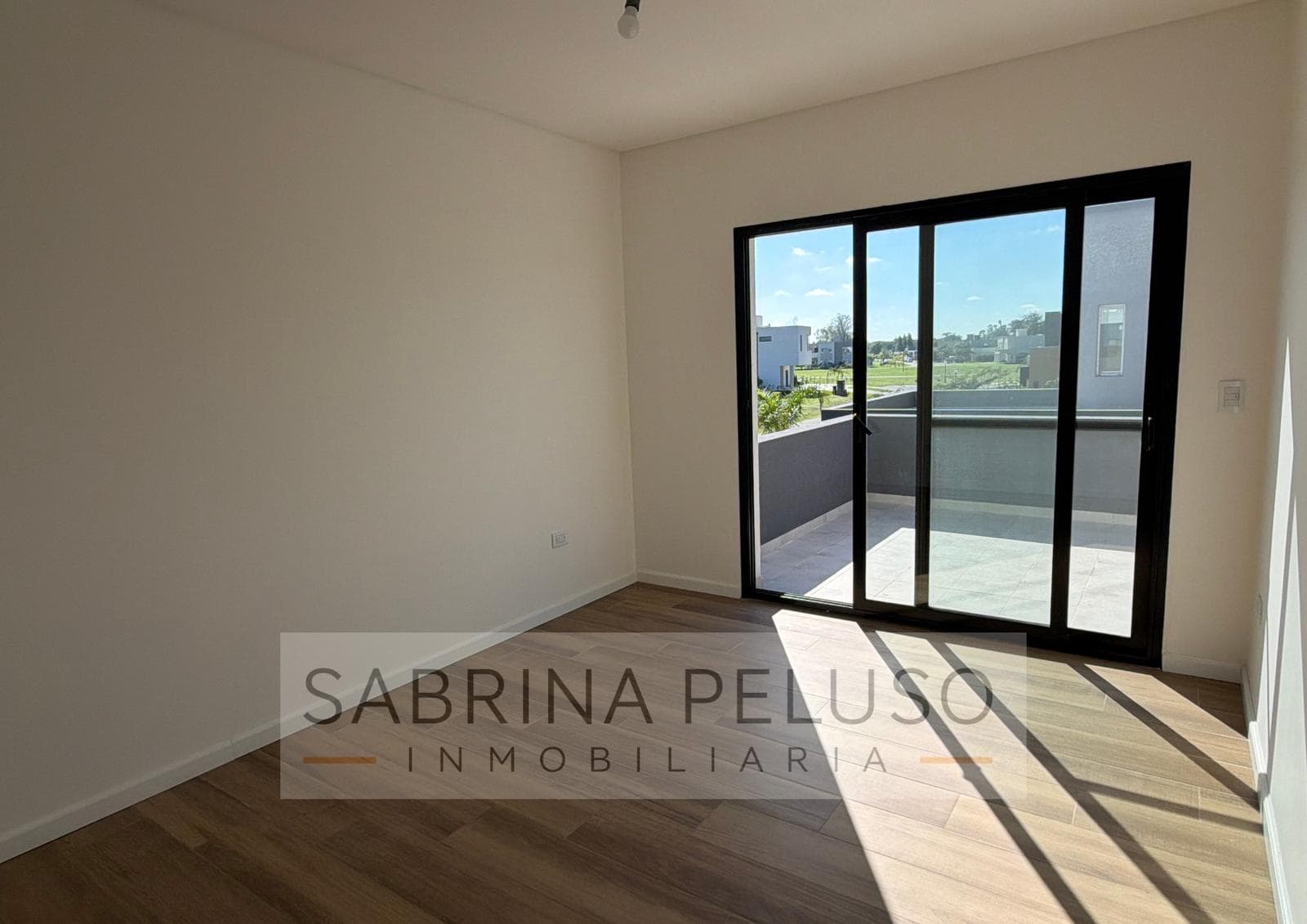 House for Sale in Prados del Oeste: 4-Room Home with Pool, Barbecue Area, and Garage