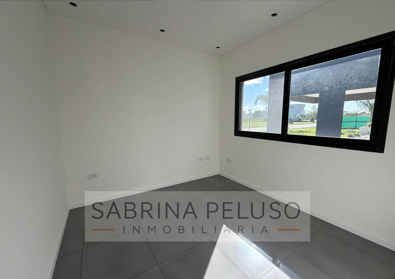 House for Sale in Prados del Oeste: 4-Room Home with Pool, Barbecue Area, and Garage