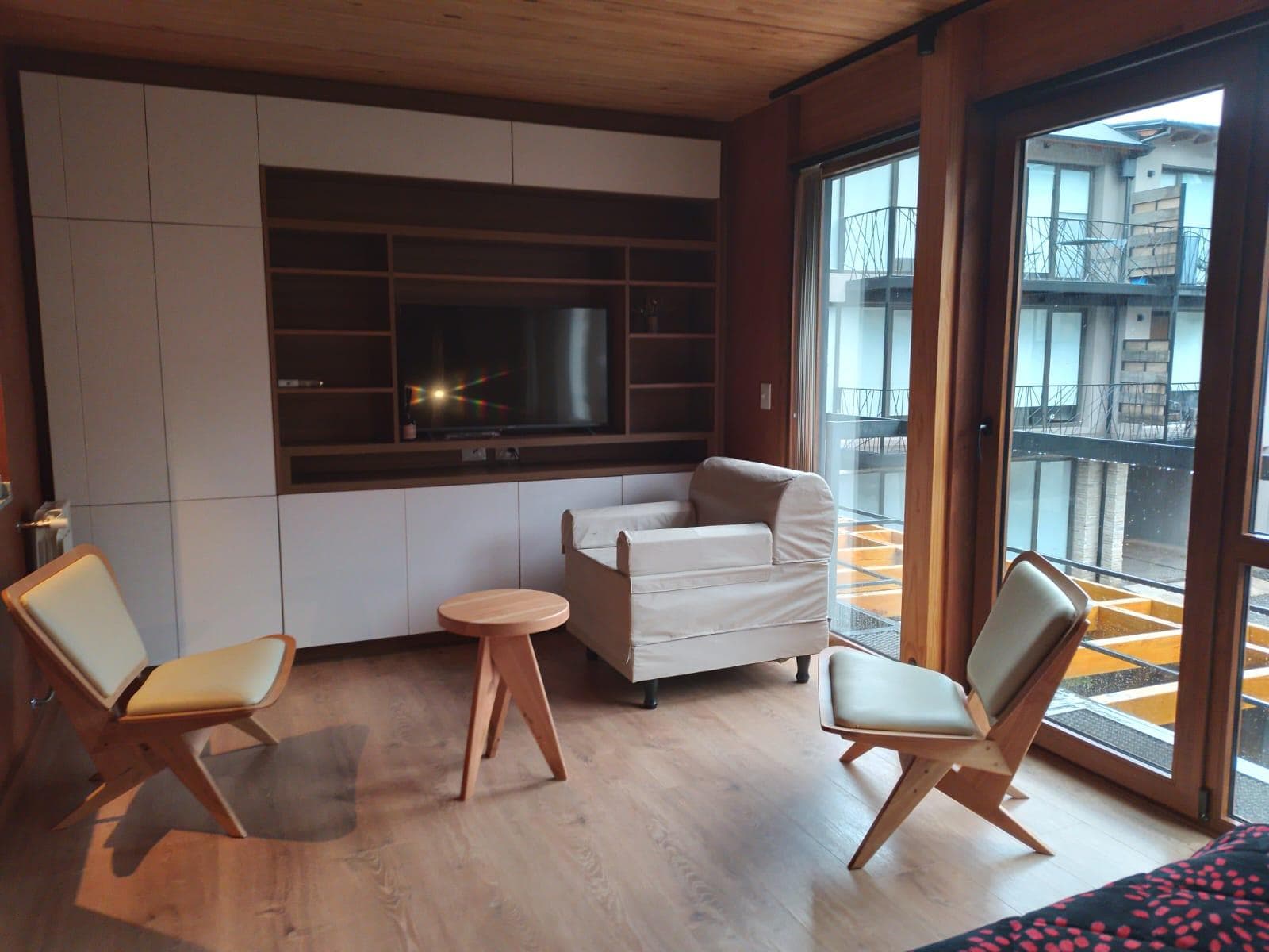 FULLY FURNISHED APARTMENT FOR SALE—QUALIFIES FOR A MORTGAGE.