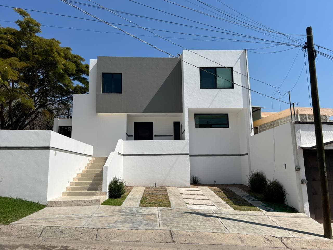 Casa con 3 recámaras con vestidor y baño, Sala de Tv y Terraza con Jacuzzi