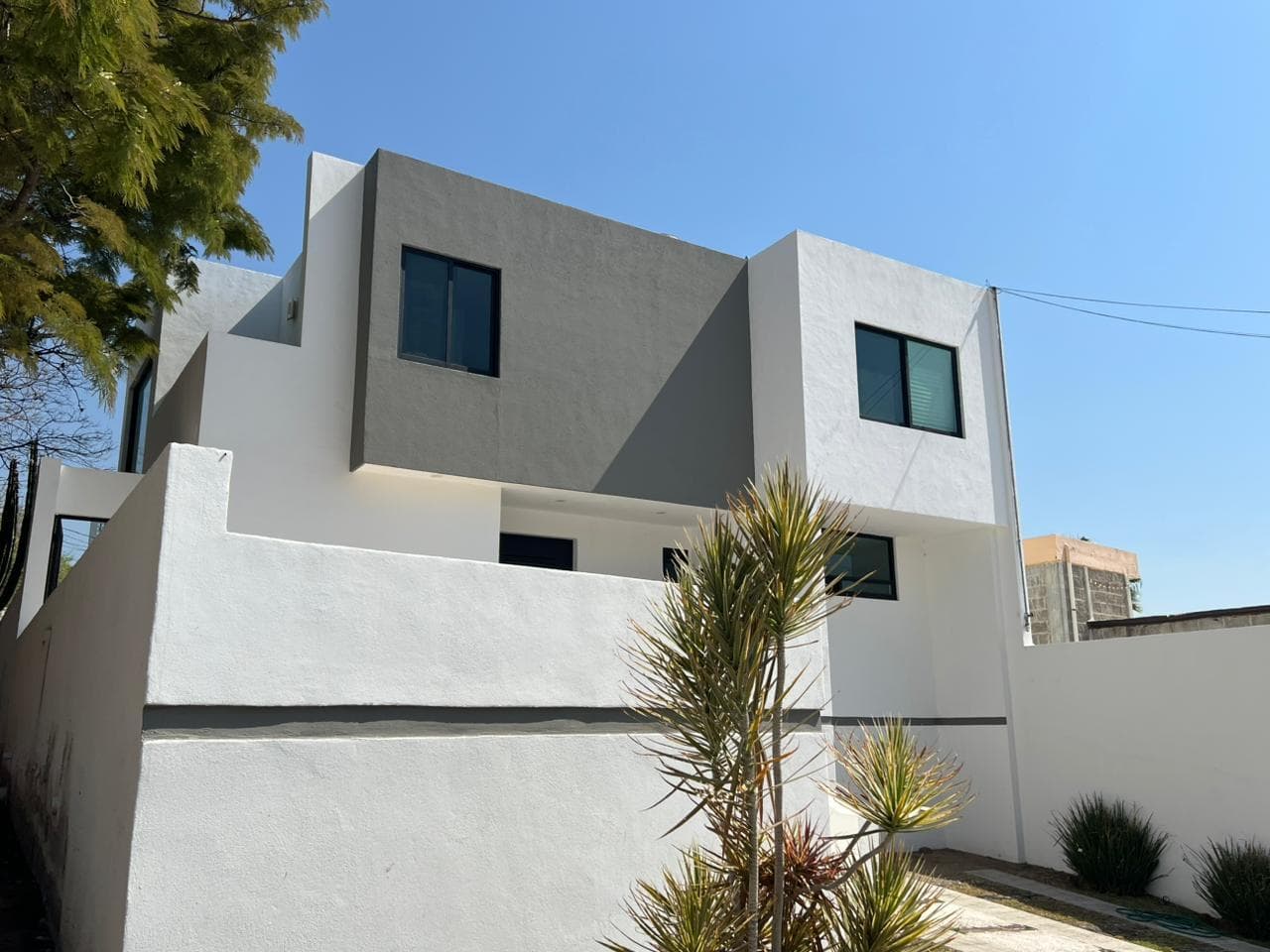Casa con 3 recámaras con vestidor y baño, Sala de Tv y Terraza con Jacuzzi