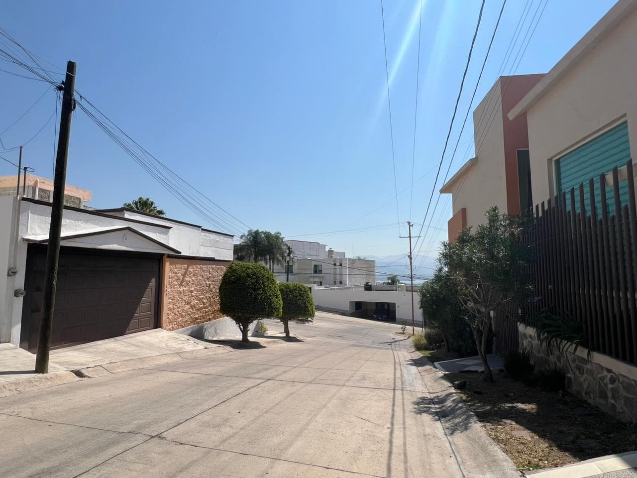 Casa con 3 recámaras con vestidor y baño, Sala de Tv y Terraza con Jacuzzi
