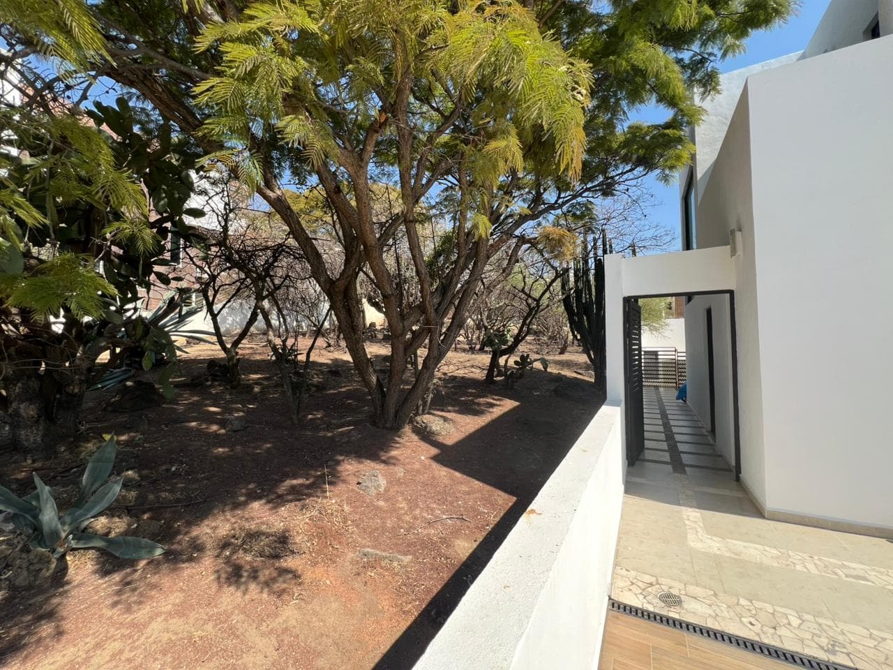 Casa con 3 recámaras con vestidor y baño, Sala de Tv y Terraza con Jacuzzi