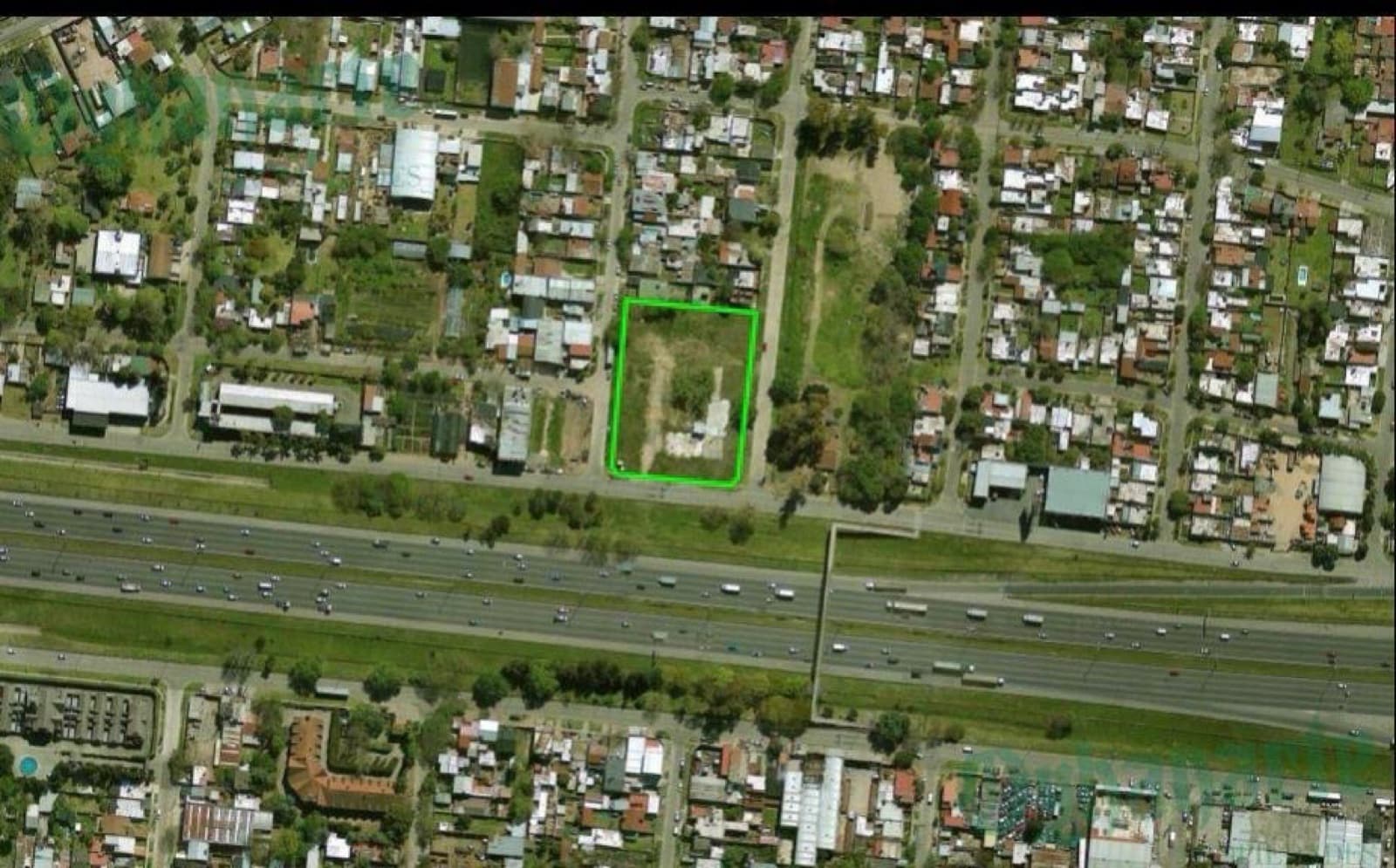 Commercial lot with a 50-meter frontage on Acceso Oeste