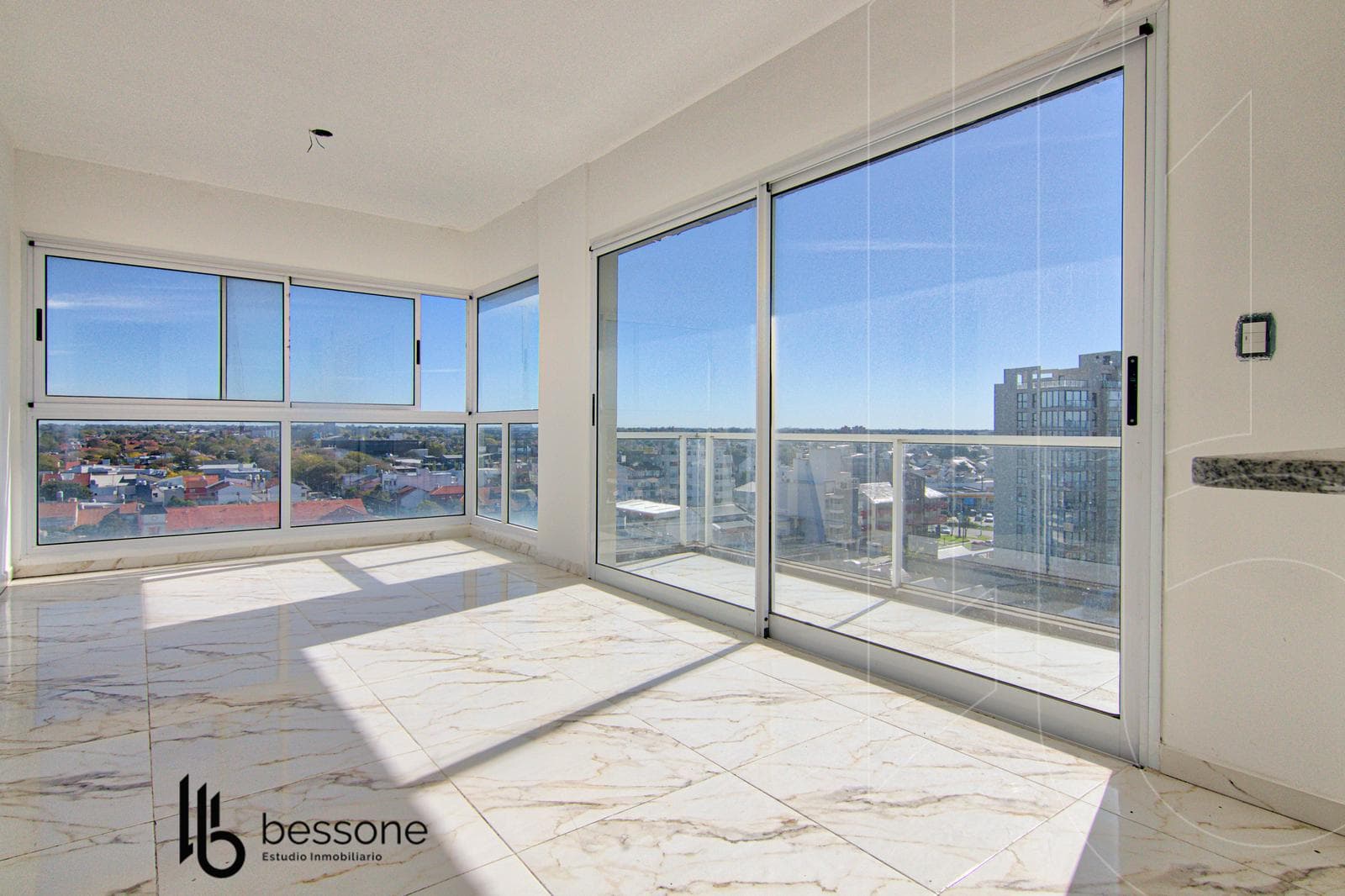 Brand-New 2-Room Apartment with Amenities and Ocean View in Parque Luro