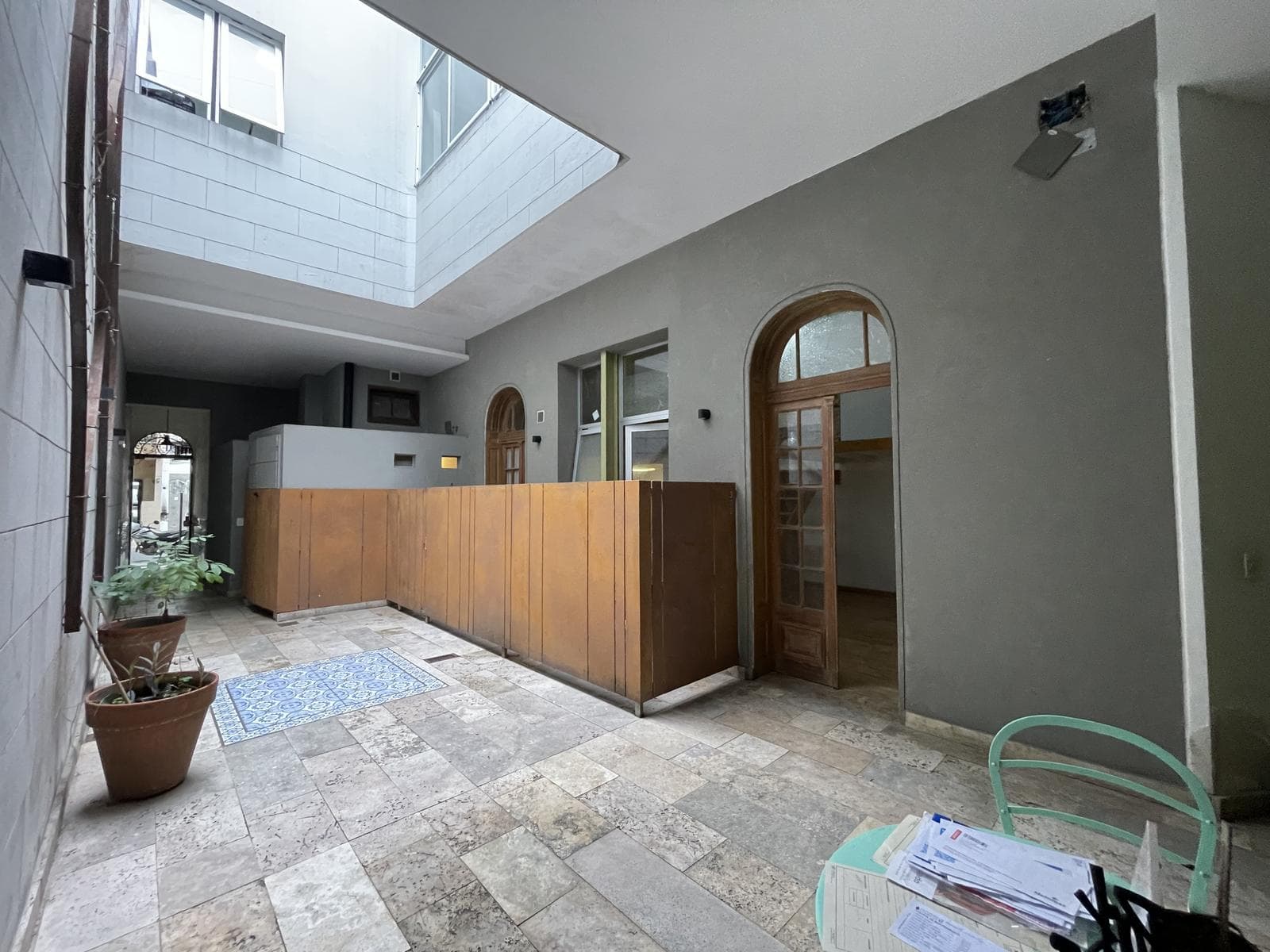 A stylishly renovated and highly versatile apartment in Almagro.