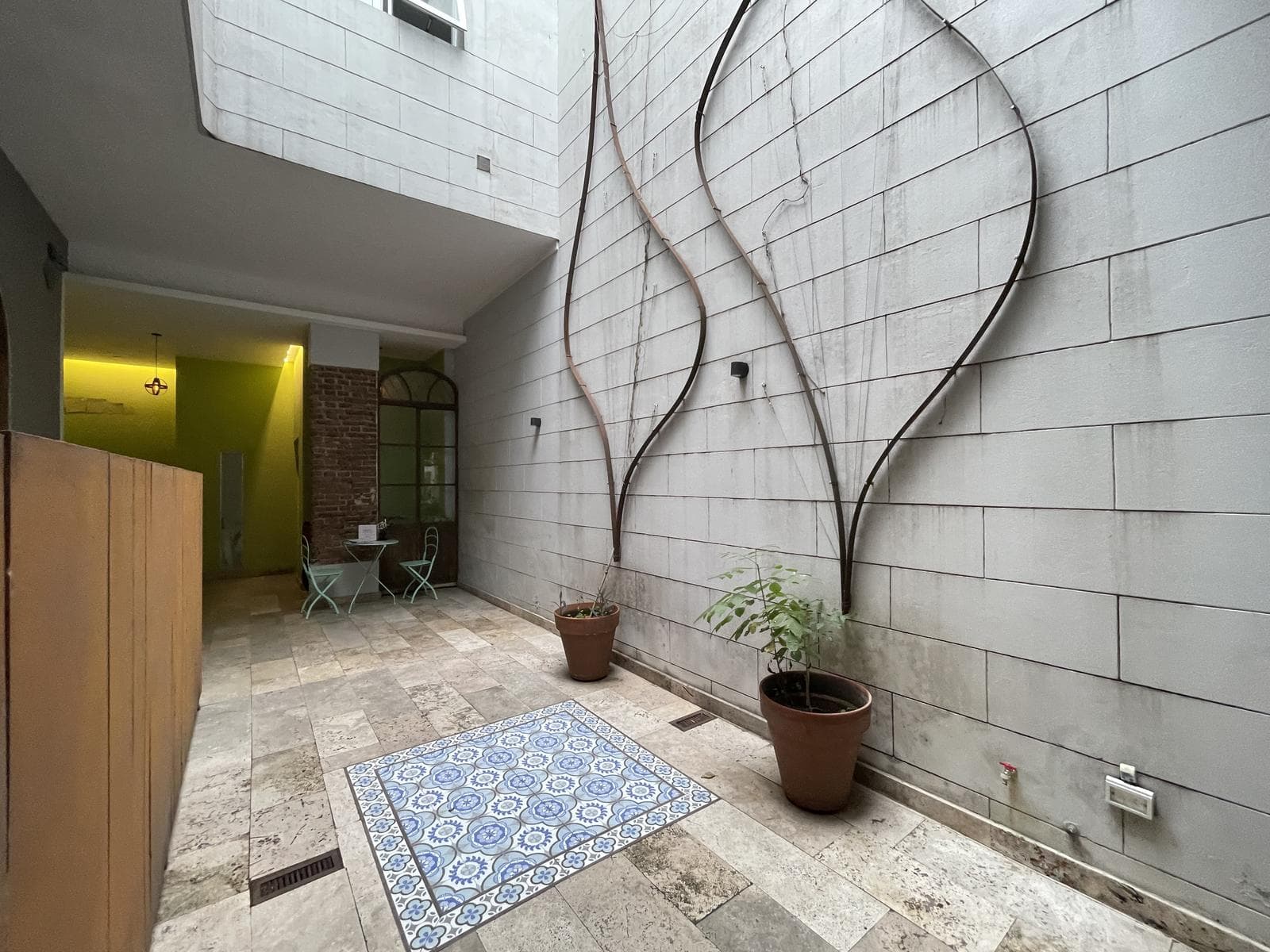 A stylishly renovated and highly versatile apartment in Almagro.