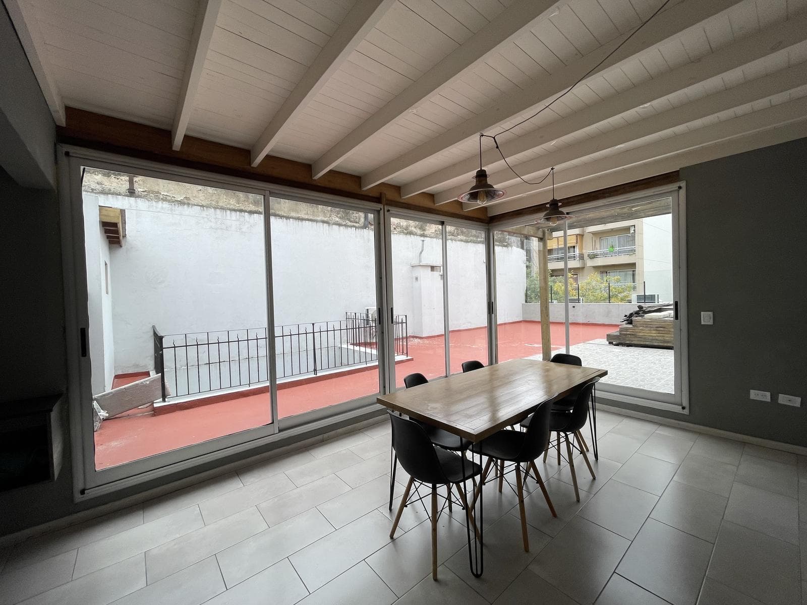 A stylishly renovated and highly versatile apartment in Almagro.