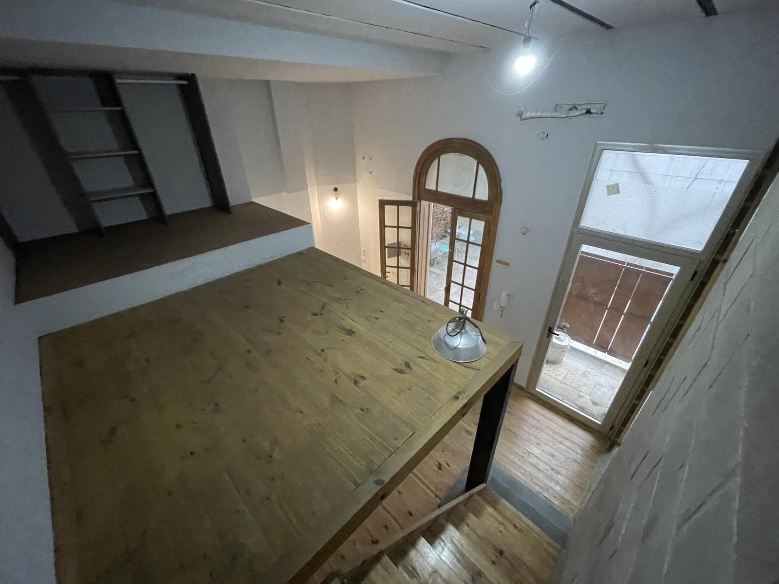 A stylishly renovated and highly versatile apartment in Almagro.