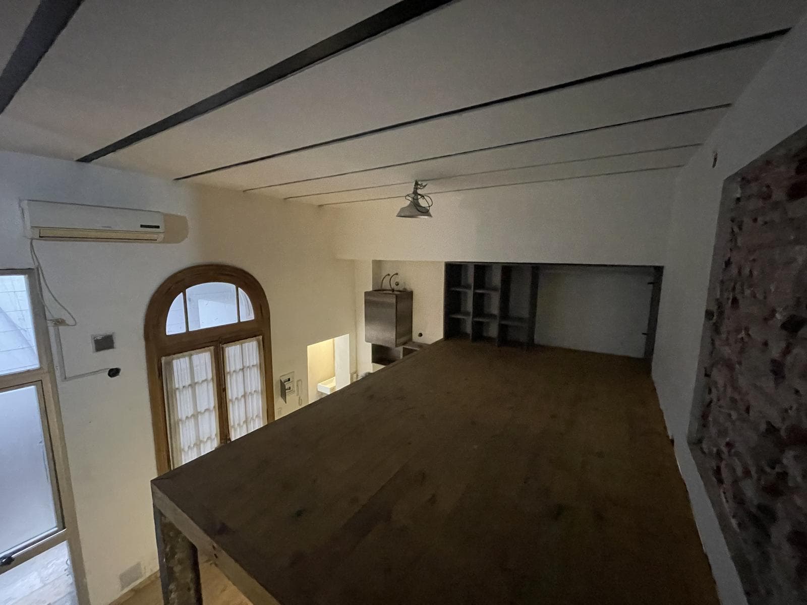 A stylishly renovated and highly versatile apartment in Almagro.