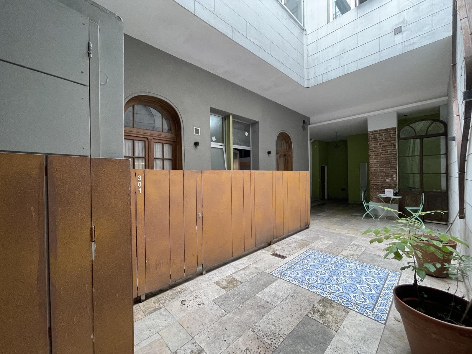 A stylishly renovated and highly versatile apartment in Almagro.